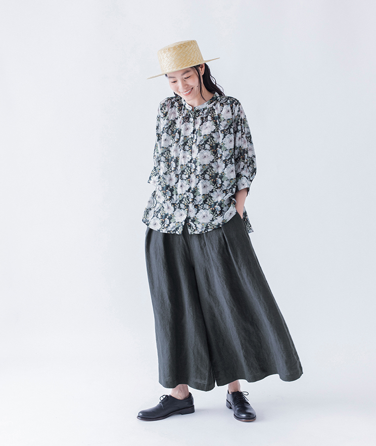 100％リネンタックワイドパンツ ネイビーを着用したモデルの全身画像