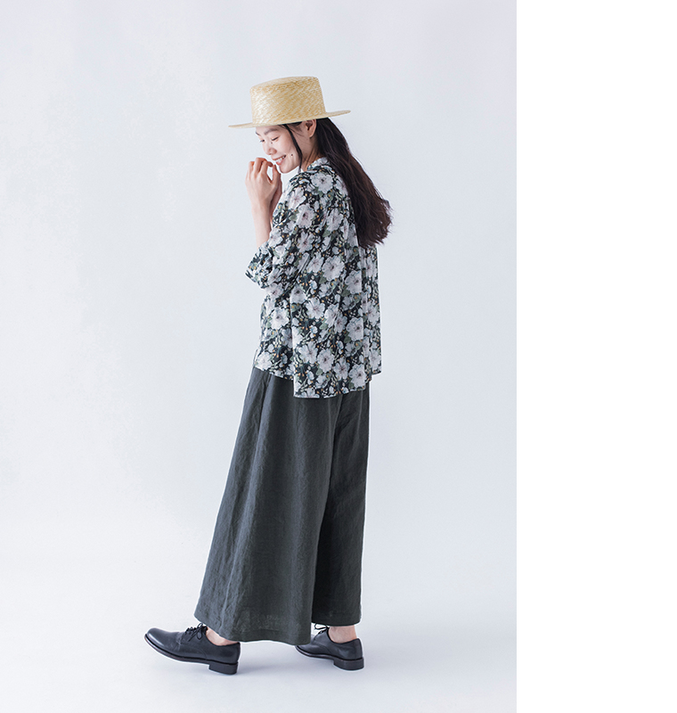 100％リネンタックワイドパンツ ネイビーを着用したモデルの横向き全身画像