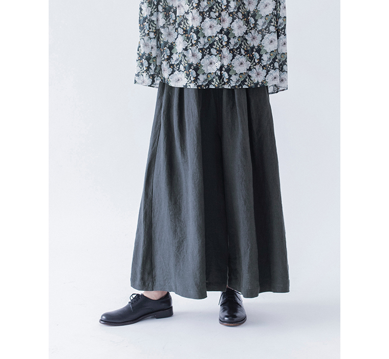 100％リネンタックワイドパンツ ネイビーのタックとワイドシルエットを写した画像