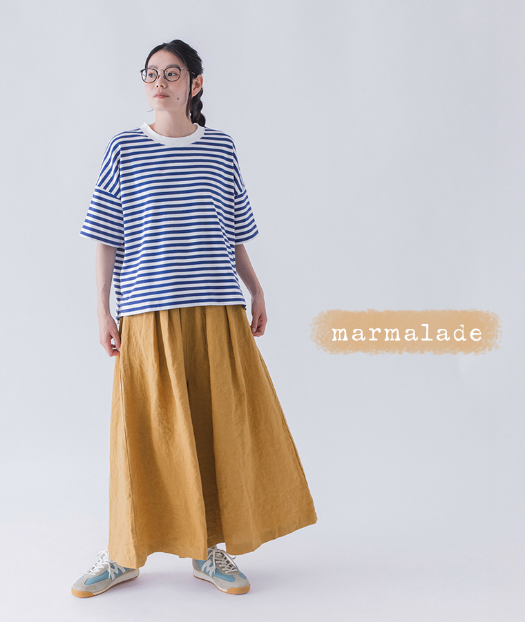 100％リネンタックワイドパンツ マーマレードを着用したモデルの全身画像