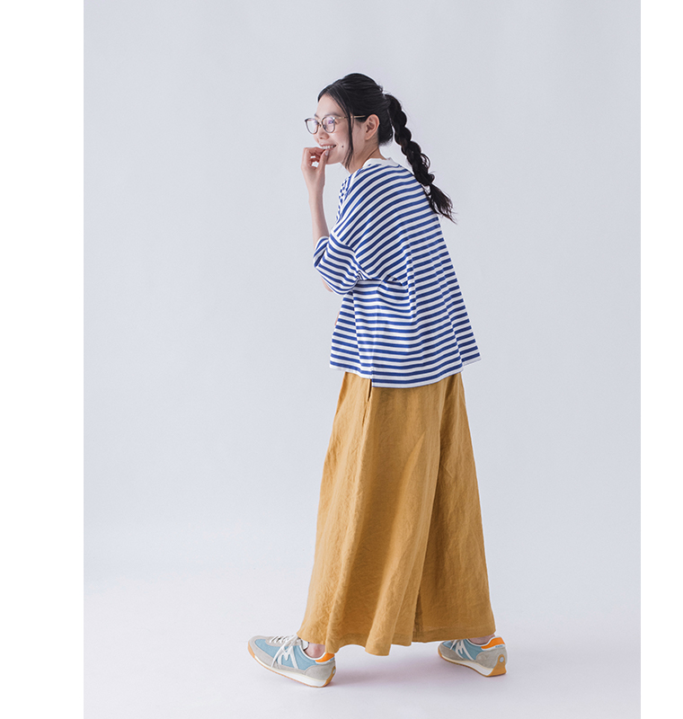 100％リネンタックワイドパンツ マーマレードを着用したモデルの横向き全身画像