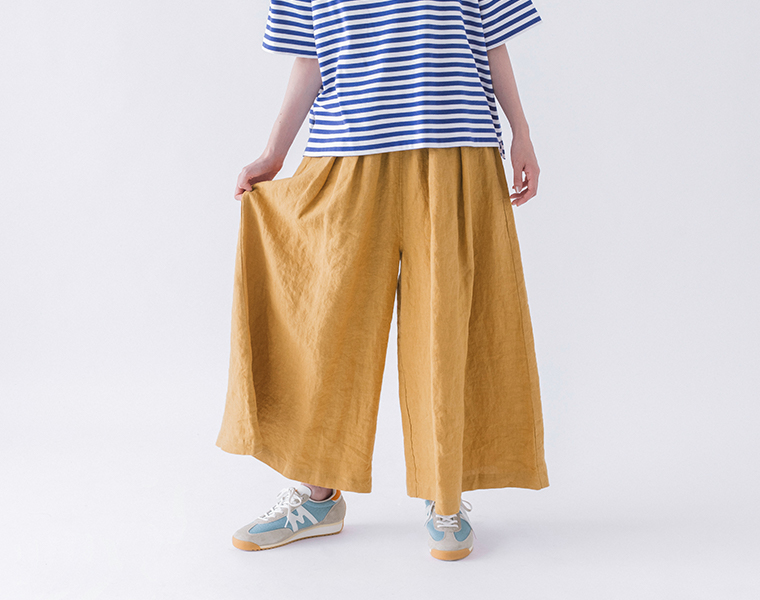 100％リネンタックワイドパンツ マーマレードのワイドシルエットを写した画像