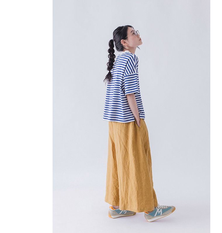 100％リネンタックワイドパンツ マーマレードを着用したモデルのサイドスタイル画像