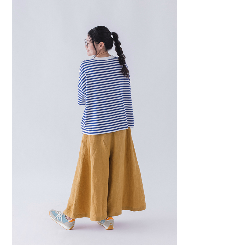 100％リネンタックワイドパンツ マーマレードを着用したモデルの後ろ姿画像