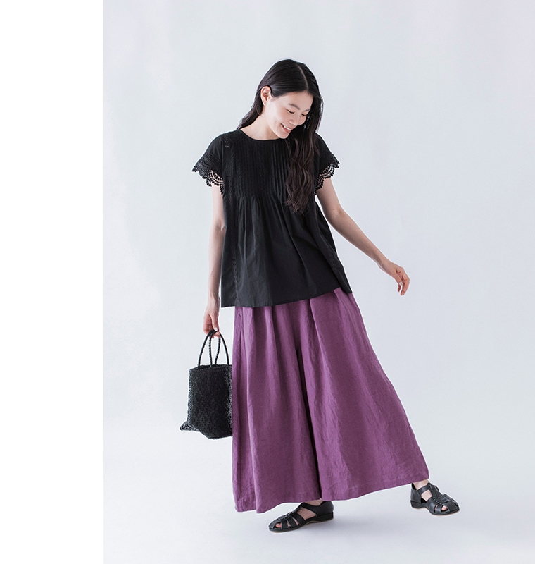 100％リネンタックワイドパンツ パープルを着用したモデルの歩いている全身画像