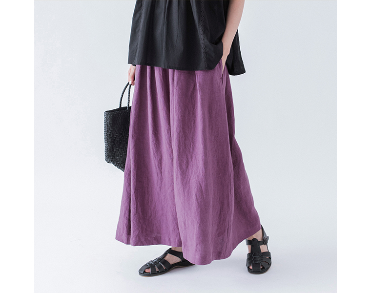 100％リネンタックワイドパンツ パープルを着用したモデルのサイドスタイル画像