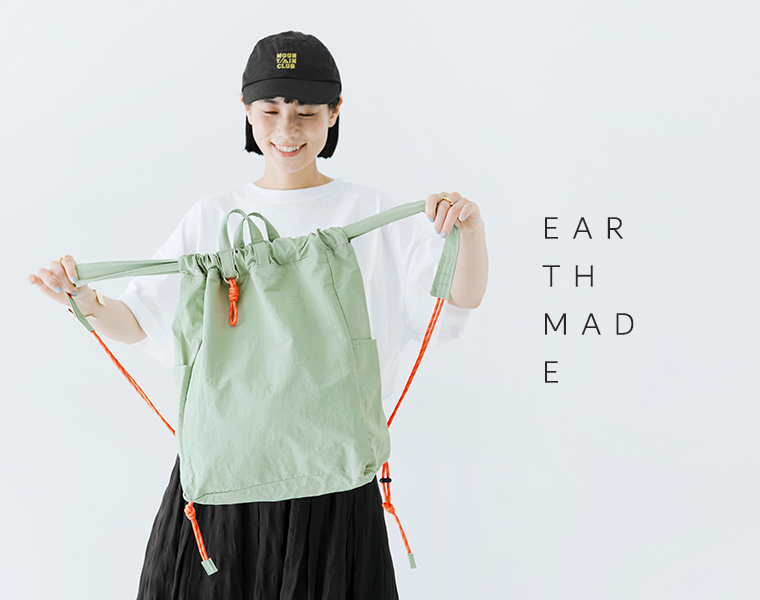 Earth Made 軽量・撥水シリーズのグリーンバッグを手にした女性モデル