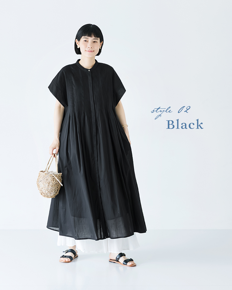 style 02 Blackのコーディネート。Noiaキャンブリックボイル前開きピンタックワンピース（ブラック）に、白のボリュームボトムスをレイヤードし、カゴバッグと黒のフラットサンダルを合わせた女性の正面全身カット。
