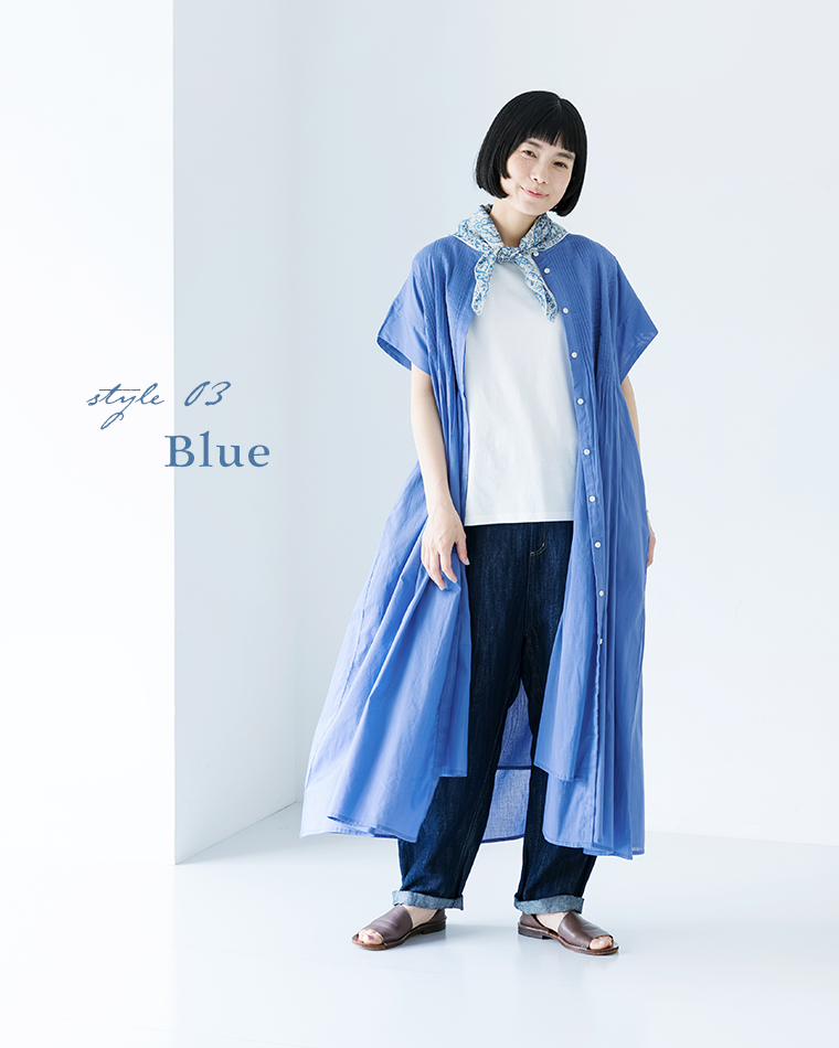 style 03 Blueのコーディネート。Noiaキャンブリックボイル前開きピンタックワンピース（ブルー）を羽織りとして着用し、白のトップスとデニムパンツ、首元に柄スカーフを合わせた女性の正面全身カット。