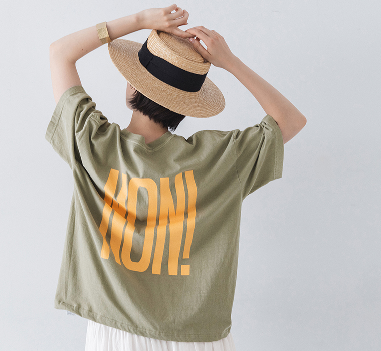 ichi コットンピグメントTシャツ OUI！NON！ カーキ 上半身寄り後ろ