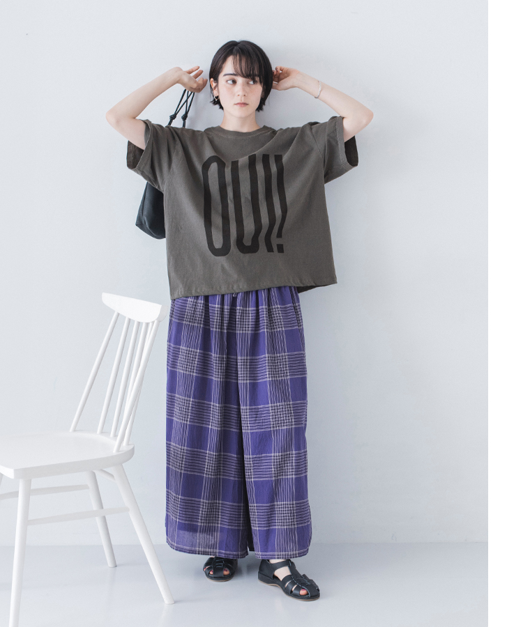 ichi コットンピグメントTシャツ OUI！NON！ チャコール 全身前