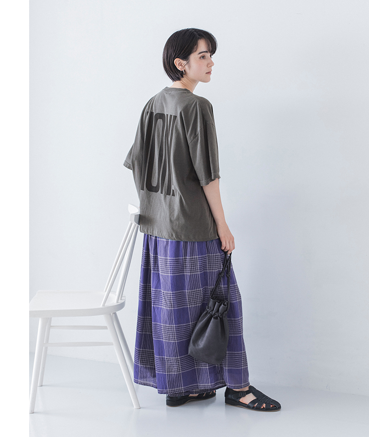 ichi コットンピグメントTシャツ OUI！NON！ チャコール 全身後ろ