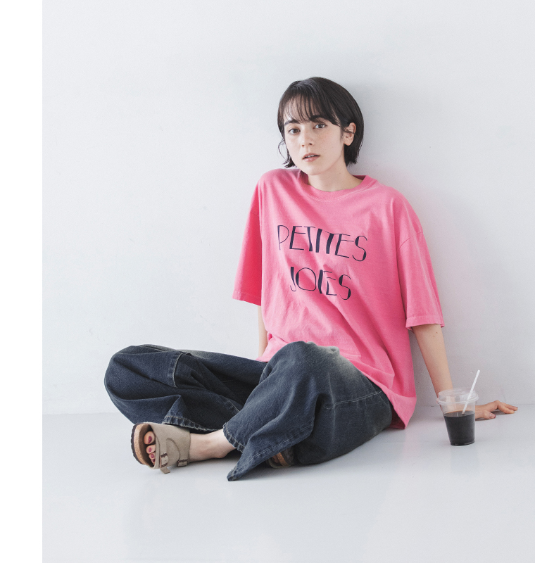 ichi コットンピグメントTシャツ PETITES　JOIES ピンク 全身座り