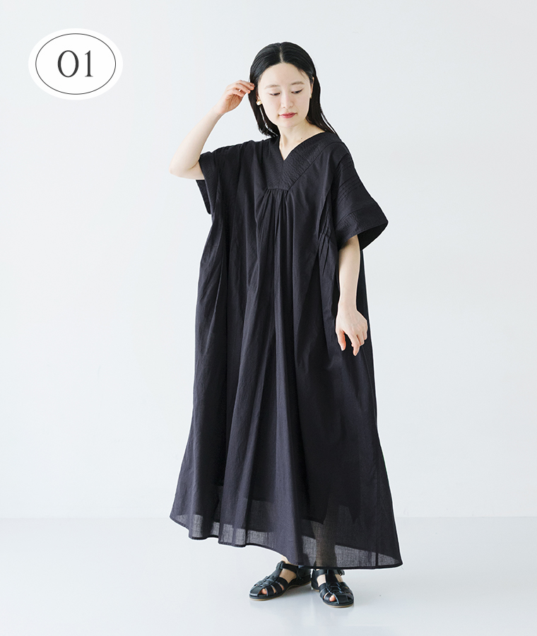 Noiaのコットンボイルカフタンワンピース ブラックを着用したモデルの全身画像