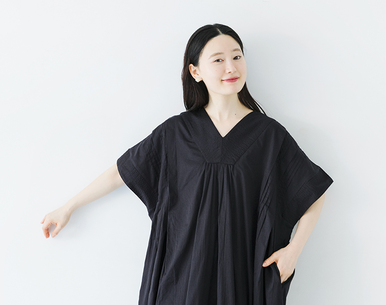 コットンボイルカフタンワンピース ブラックを着用したモデルの上半身画像