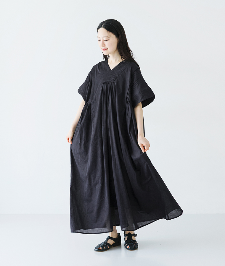 コットンボイルカフタンワンピース ブラックを着用したモデルの立ち姿画像