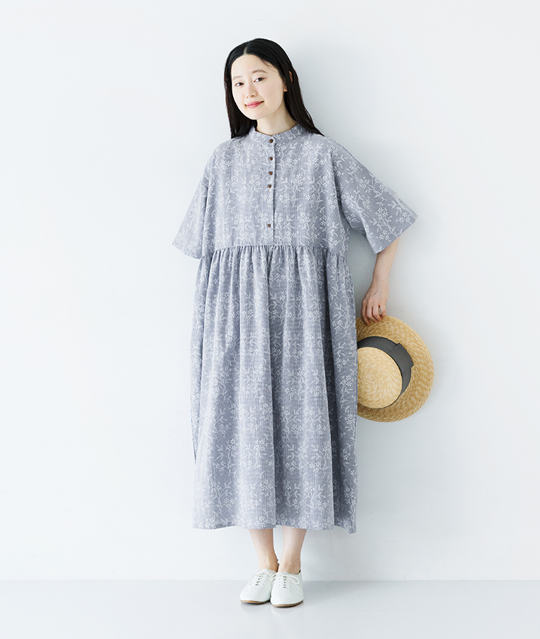 COLORKのコットンギンガム刺繍ランダム釦ワンピースを着用したモデルの全身画像
