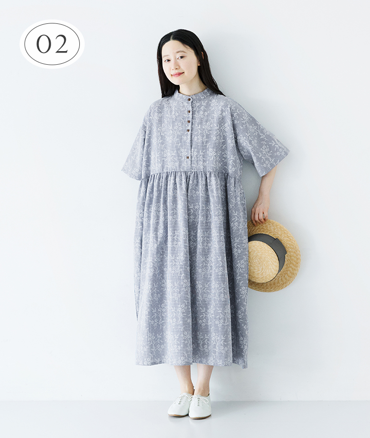 COLORKのコットンギンガム刺繍ランダム釦ワンピースを着用したモデルの全身画像