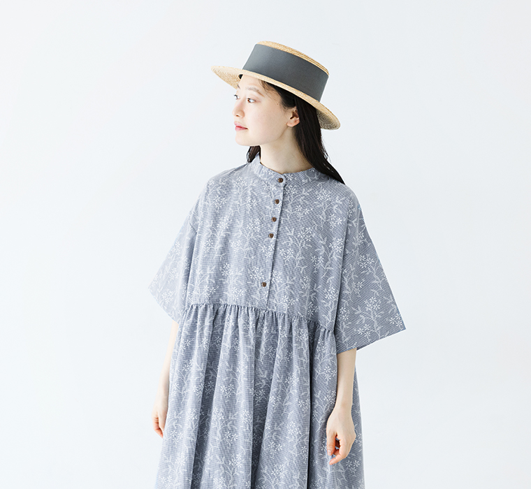 コットンギンガム刺繍ランダム釦ワンピースを着用したモデルの上半身画像