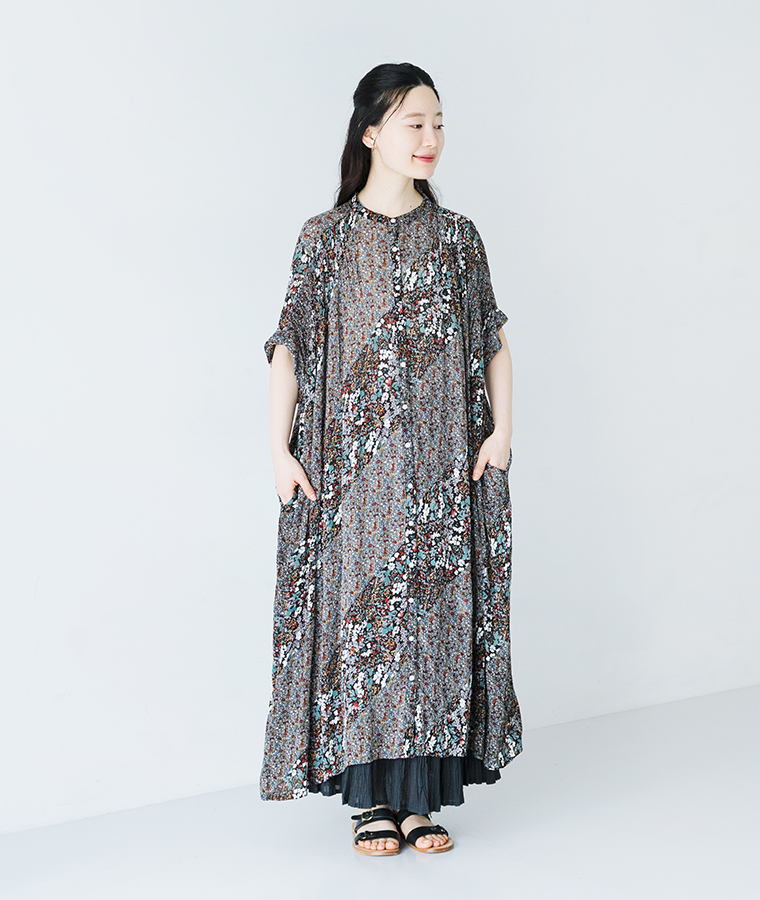 LUPILIENのレーヨンプリントピンタック花柄ワンピースを着用したモデルの全身画像
