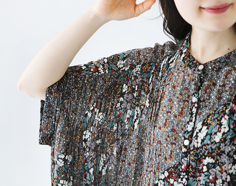 レーヨンプリントピンタック花柄ワンピースの袖とピンタックディテールを写した画像