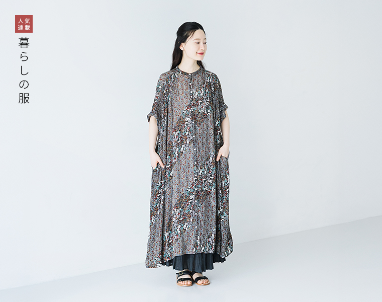 暮らしの服　レーヨンプリントピンタック花柄ワンピースを着用したモデルの全身画像