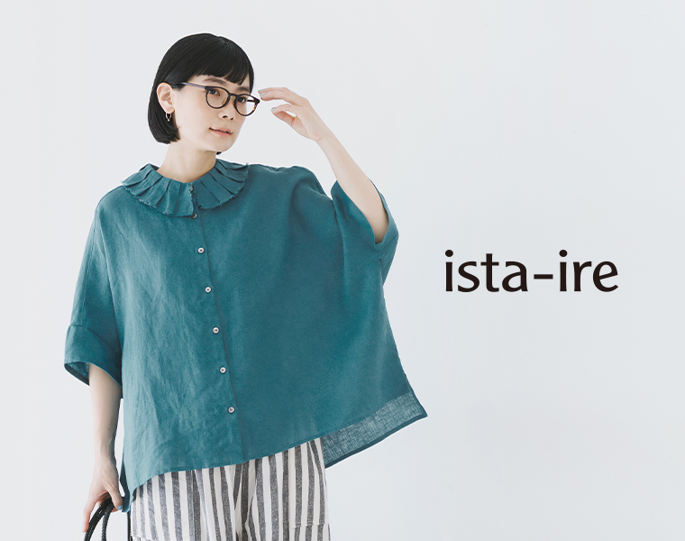 ista-ire 平織リネンプリーツ襟ワイドシャツを着用した女性モデルのスタイル