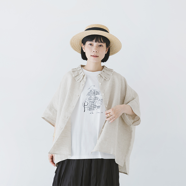 ナチュラルの平織リネンプリーツ襟ワイドシャツをTシャツの上に羽織った女性モデルの上半身スタイル