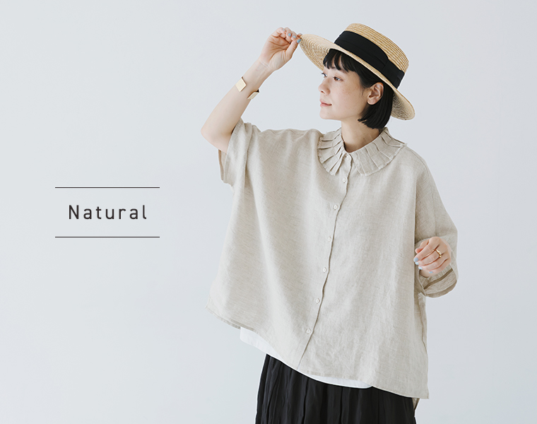 ista-ire 平織リネンプリーツ襟ワイドシャツ ナチュラルを着用した女性モデルの上半身スタイル