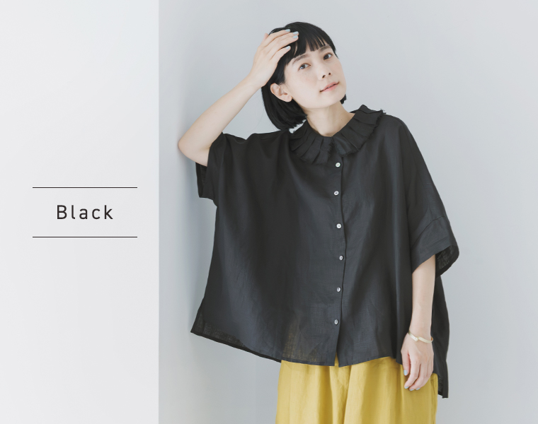 ista-ire 平織リネンプリーツ襟ワイドシャツ ブラックをイエローのワイドパンツに合わせた女性モデルの上半身スタイル