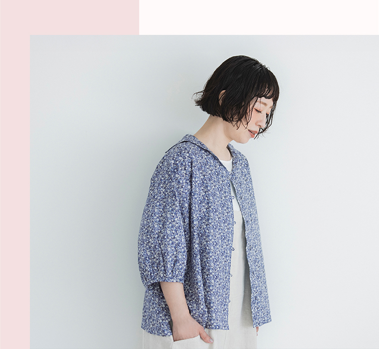 着るたびときめく花柄ブラウス ネイビーを着用したモデルの上半身画像