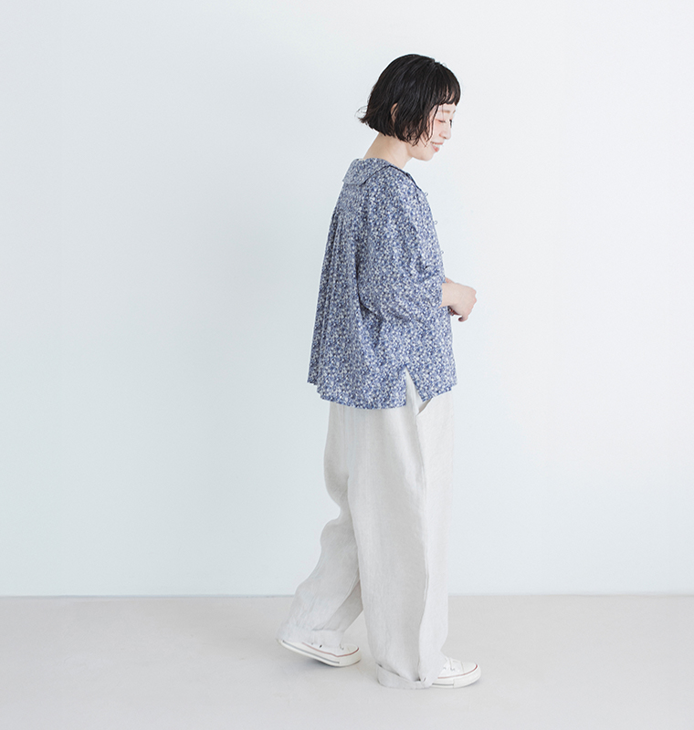 着るたびときめく花柄ブラウス ネイビーを着用したモデルのサイド画像