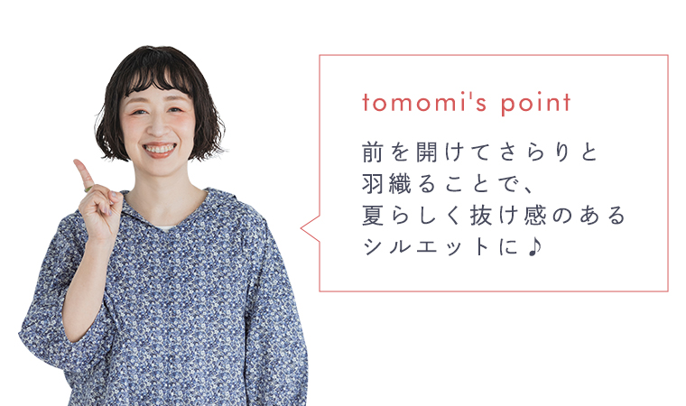 着るたびときめく花柄ブラウス ネイビーを着用したモデルとポイントを書いた画像