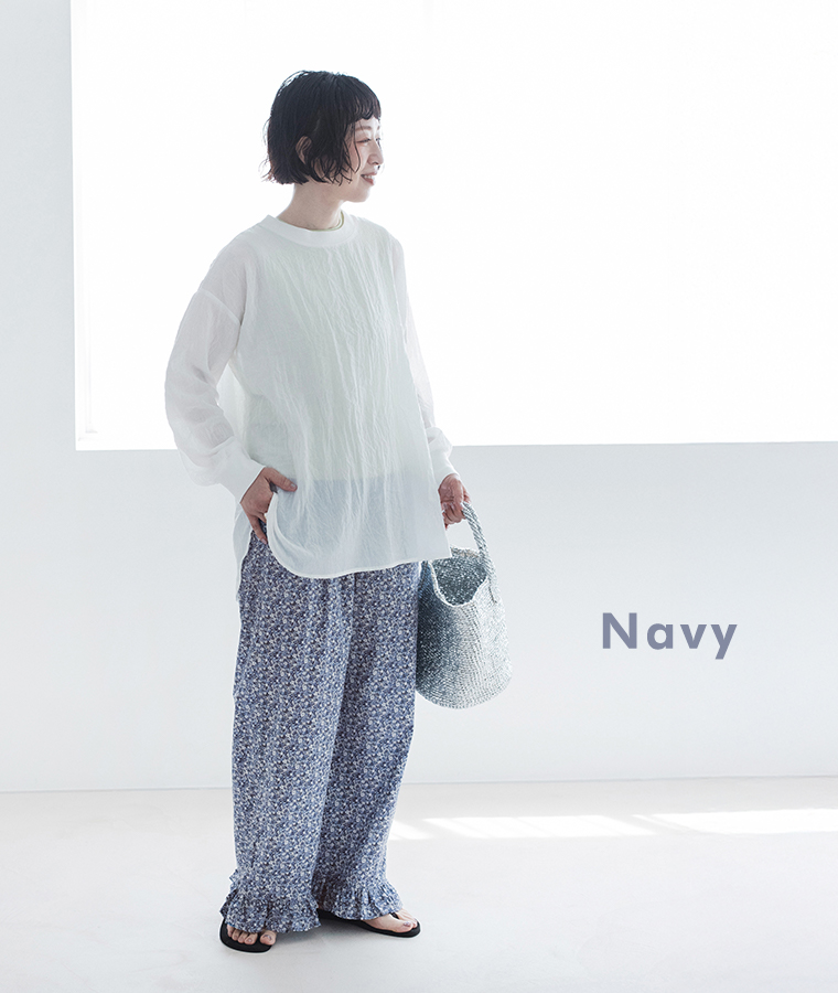 着るたびときめく花柄パンツ ネイビーを着用したモデルの全身画像