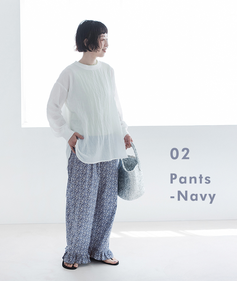 着るたびときめく花柄パンツ ネイビーを着用したモデルの全身画像