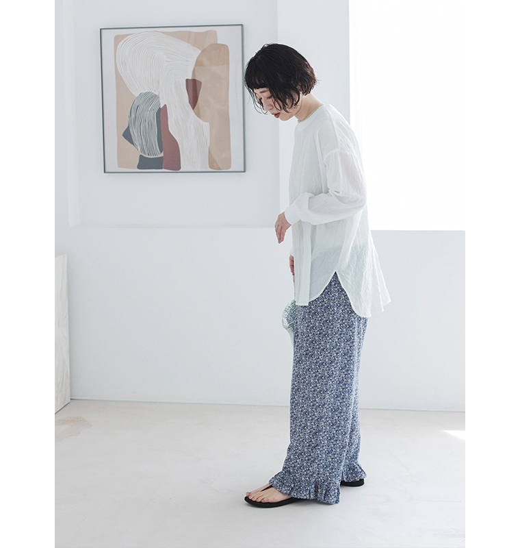 着るたびときめく花柄パンツ ネイビーを着用したモデルのサイド画像