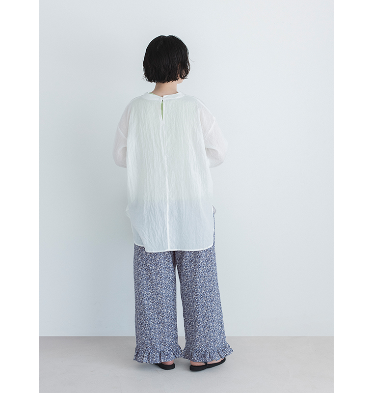 着るたびときめく花柄パンツ ネイビーを着用したモデルの後ろ姿画像
