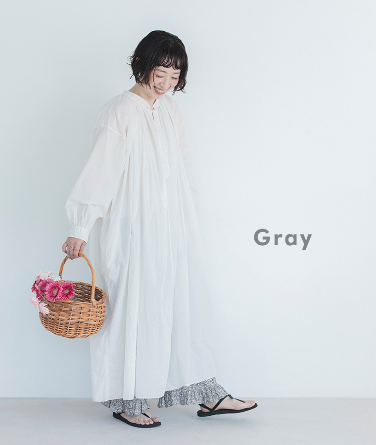 着るたびときめく花柄パンツ グレーを着用したモデルの全身画像