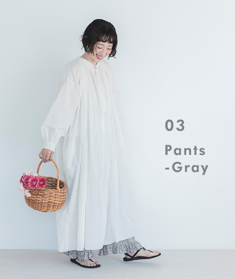 着るたびときめく花柄パンツ グレーを着用したモデルの全身画像