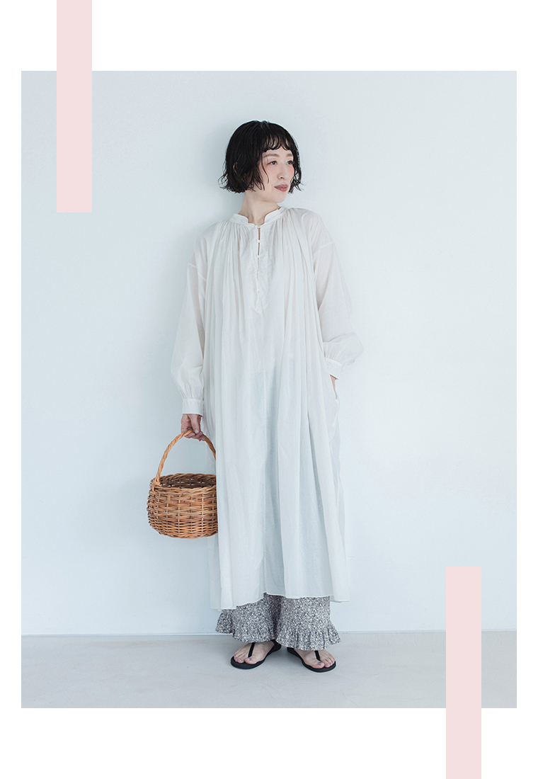 着るたびときめく花柄パンツ グレーを着用したモデルの全身寄りかかり画像