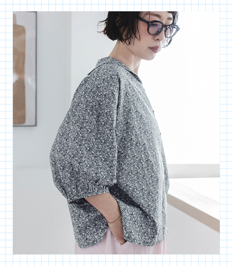 着るたびときめく花柄ブラウス グレーを着用したモデルのサイド画像