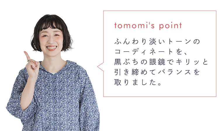 着るたびときめく花柄ブラウス ネイビーを着用したモデルとポイントを書いた画像