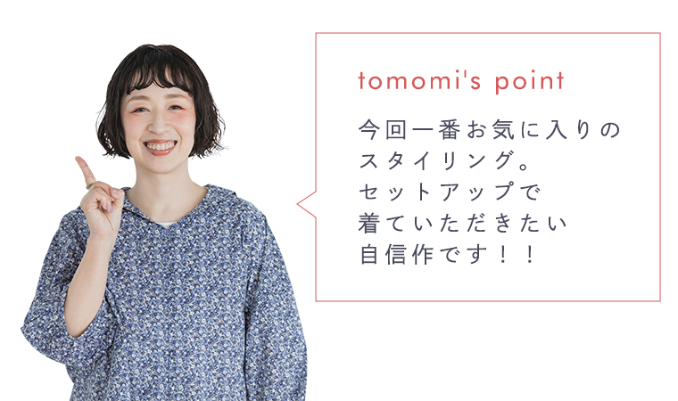 着るたびときめく花柄ブラウス ネイビーを着用したモデルとポイントを書いた画像