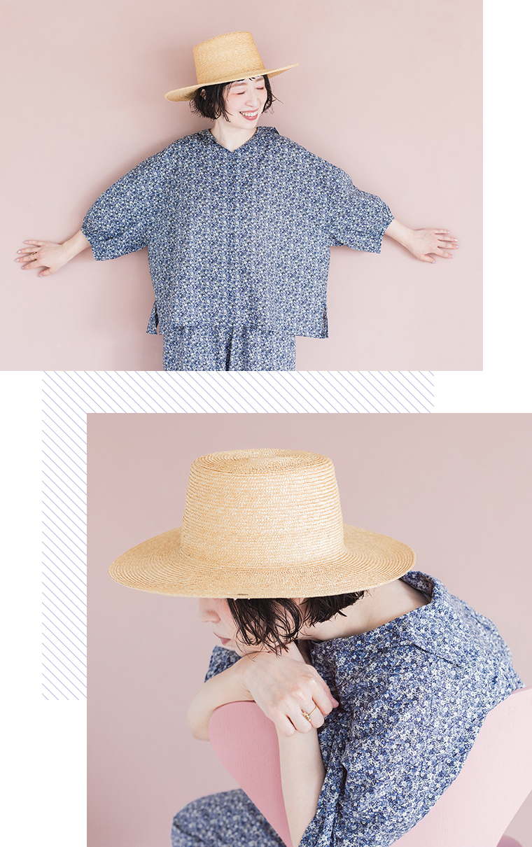 着るたびときめく花柄ブラウス＆パンツ ネイビーを着用したモデルの全身画像と帽子を合わせたイメージ画像