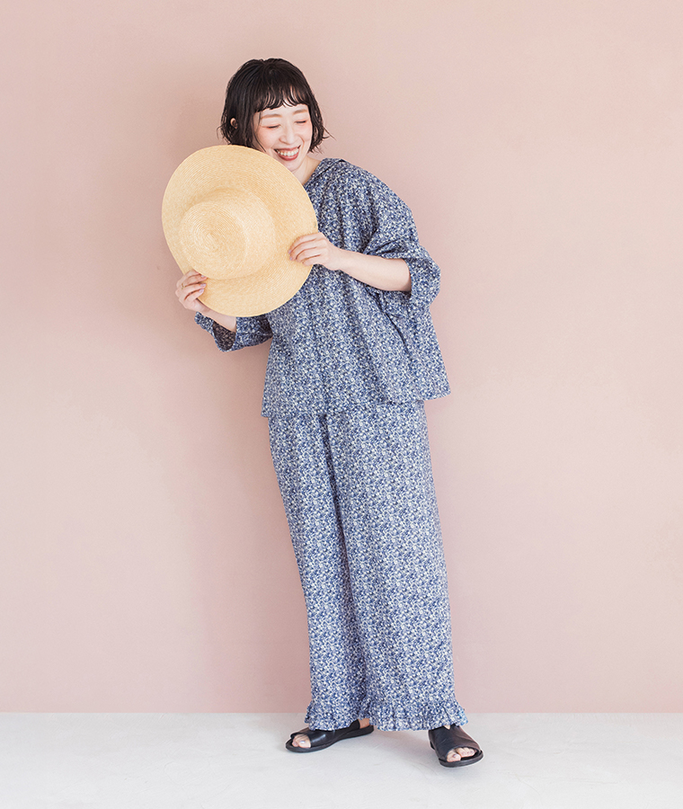 着るたびときめく花柄ブラウス＆パンツ ネイビーを着用したモデルのセットアップ画像