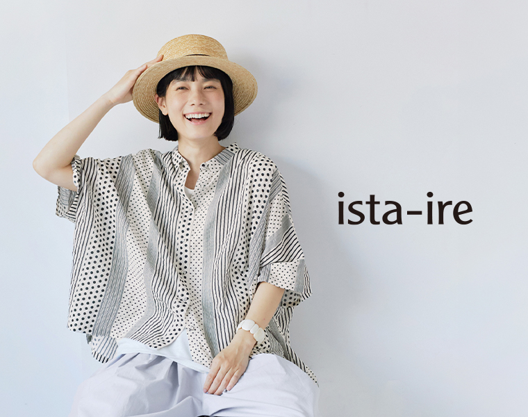 ista-ire パッチワークプリントふんわりちび襟ブラウスを着用した女性モデルの上半身スタイル