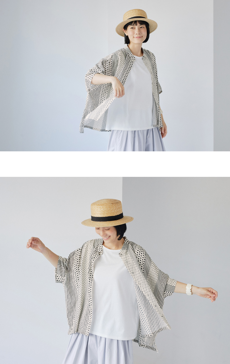 Tシャツの上にベージュのパッチワークプリントブラウスを羽織った女性モデルのスタイル