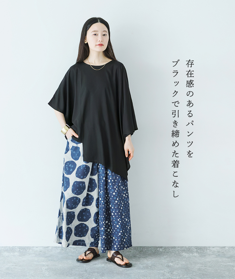 MALAIKAのレーヨンアシンメトリープルオーバーとダブドットプリントパンツを着用したモデルの全身画像