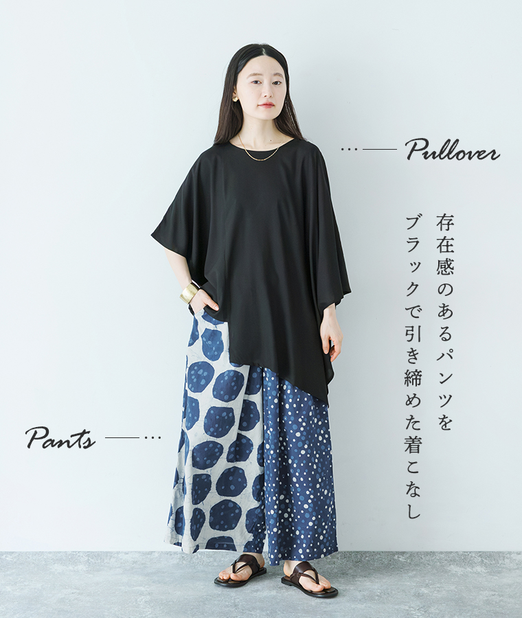 MALAIKAのレーヨンアシンメトリープルオーバーとダブドットプリントパンツを着用したモデルの全身画像