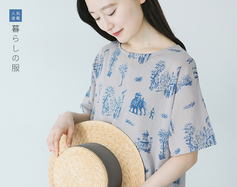暮らしの服　コットン混ローンビックカラーブラウスを着用したモデルの正面上半身カット